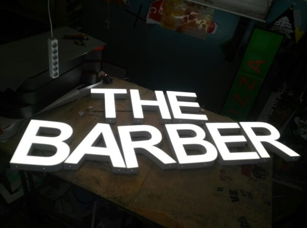 ENSEIGNE LUMINEUSE LED 3D EXTÉRIEURE “THE BARBER” 40CM