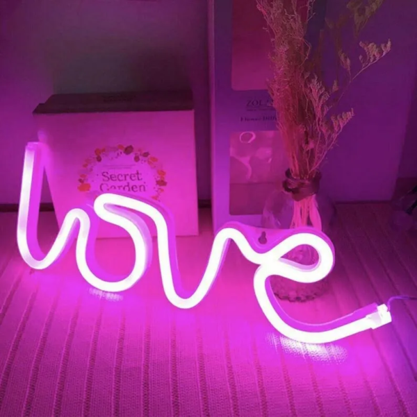ENSEIGNE LUMINEUSE NÉON FLEX "LOVE", FORMAT 25×10 CM, MODÈLE PERSONNALISÉ