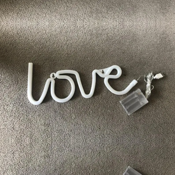 ENSEIGNE LUMINEUSE NÉON FLEX "LOVE", FORMAT 25×10 CM, MODÈLE PERSONNALISÉ – Image 2